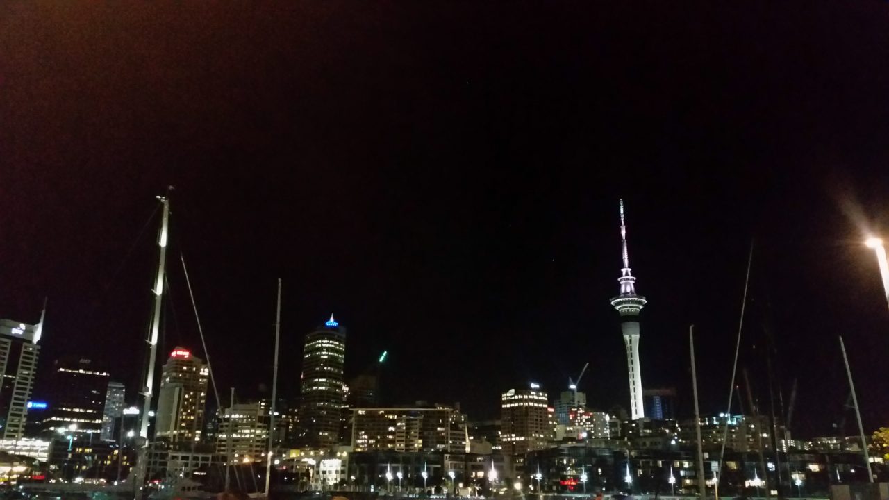 Auckland s výhladom na Sky Tower